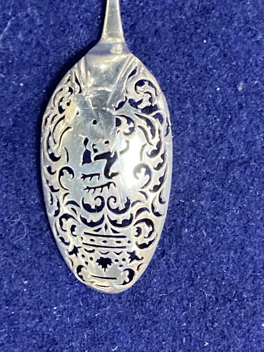 An 18th century white metal mote spoon (a.f.), 17.6cm, 7 grams.